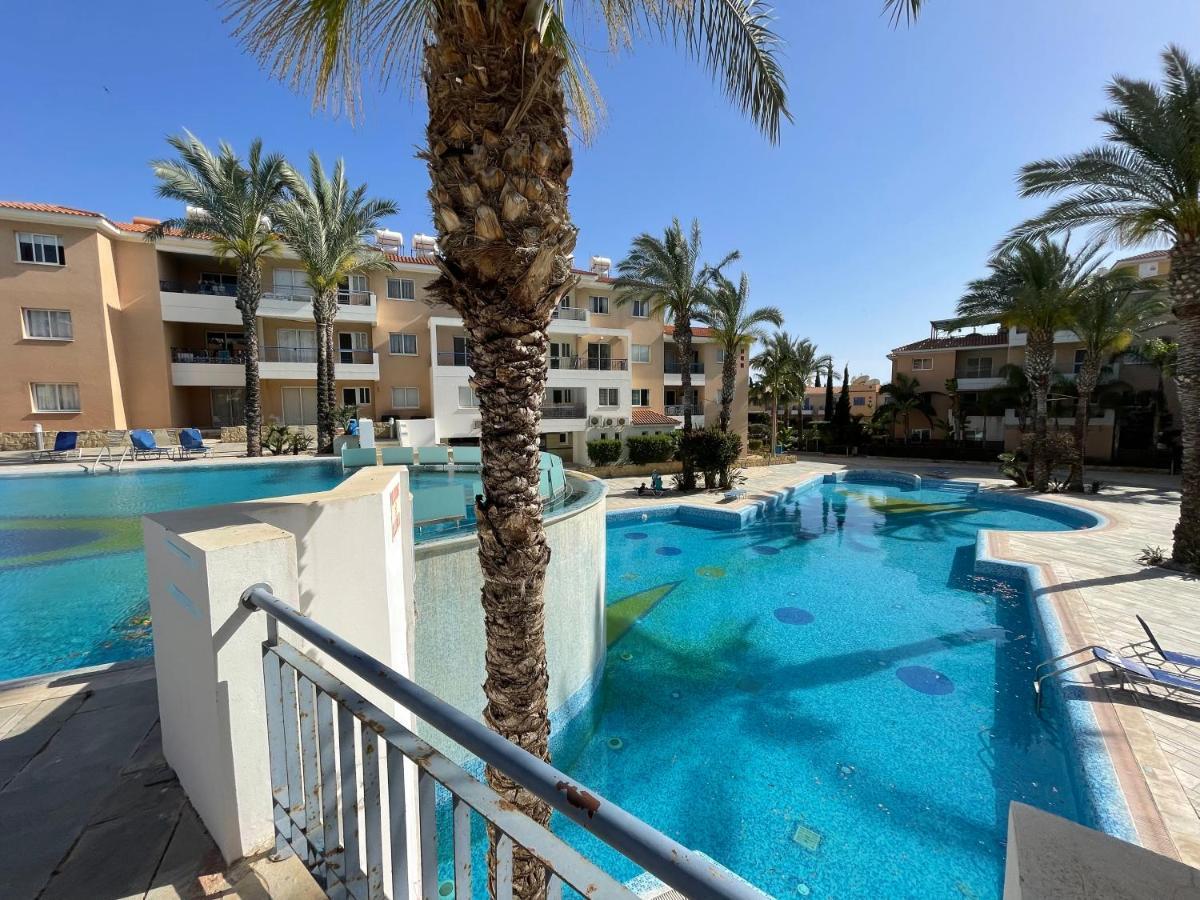 Iris Village Grand Apartment Paphos Exterior foto